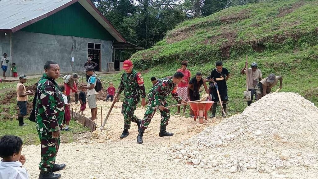 TNI Kodim Yawa dan warga saat mengangkut material penimbunan jalan di Kampung Mambo Sumber : rri.co.id