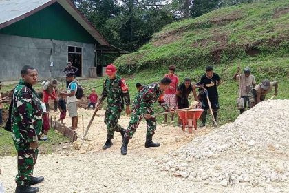 TNI Kodim Yawa dan warga saat mengangkut material penimbunan jalan di Kampung Mambo Sumber : rri.co.id
