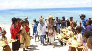 Pj Bupati Sarmi, Iman Djuniawal saat disambut masyarakat Pulau Liki. Sumber : Tribun-Papua.com