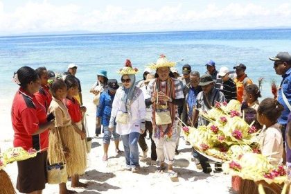 Pj Bupati Sarmi, Iman Djuniawal saat disambut masyarakat Pulau Liki. Sumber : Tribun-Papua.com