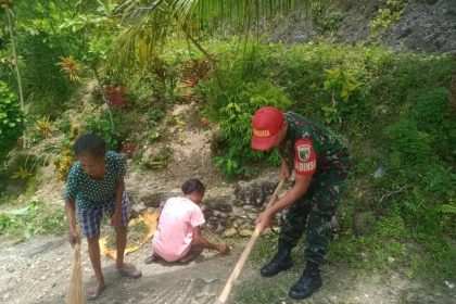 Babinsa dan warga saat pembersihan halaman rumah warga kampung Sarawandori. Sumber : Tribun-Papua.com