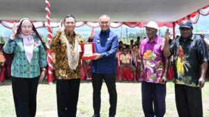 Deputi Bidang Hubungan Antar Lembaga, Sosialisasi, Komunikasi dan Jaringan, BPIP menyerahkan plakat kepada Pj Gubernur Provinsi Papua Pegunungan. Sumber : Tribun-Papua.com