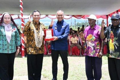 Deputi Bidang Hubungan Antar Lembaga, Sosialisasi, Komunikasi dan Jaringan, BPIP menyerahkan plakat kepada Pj Gubernur Provinsi Papua Pegunungan. Sumber : Tribun-Papua.com