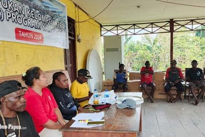 Penandatanganan kontrak pengurus pokja tahun 2024 di Kampung Mafasimamo, Distrik Agimuga, Kabupaten Mimika. Sumber : Tribun-Papua.com