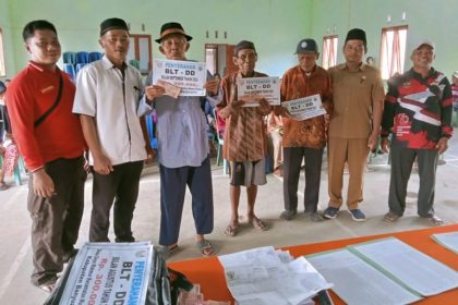 Proses pembagiann BLT Dana Desa. Sumber: meteorsumatera.com