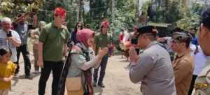 Staf ahli Menteri Bidang Reformasai Birokrasi dan Regulasi, Kurleni Ukar, Melakukan kunjungan ke Desa Aik Berrik,. Sumber foto : NTBSatu