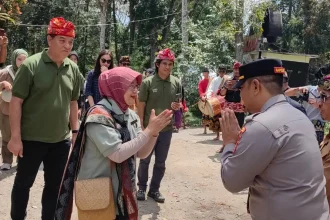 Staf ahli Menteri Bidang Reformasai Birokrasi dan Regulasi, Kurleni Ukar, Melakukan kunjungan ke Desa Aik Berrik,. Sumber foto : NTBSatu