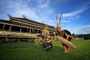 Desa Wisata Setulang memadukan keindahan alam hutan adat 'Tane' Olen' dengan kekayaan budaya Dayak Kenyah, menjadikannya destinasi ekowisata yang unik. Sumber: Dok. Kemenparekraf