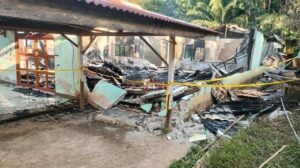 Kebakaran yang menghanguskan gedung dan aset Kantor Desa Paoh Benua di Kecamatan Sepauk, Kabupaten Sintang, Kalimantan Barat menyebabkan pelayanan terhambat.