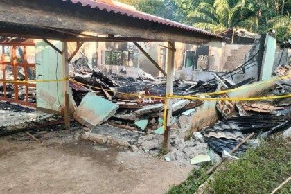 Kebakaran yang menghanguskan gedung dan aset Kantor Desa Paoh Benua di Kecamatan Sepauk, Kabupaten Sintang, Kalimantan Barat menyebabkan pelayanan terhambat.