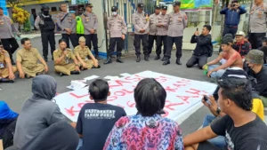 Mediasi antara warga dengan Pemerintah Desa Munggur, Kecamatan Mojogedang, Karanganyar. Sumber : Rudi Hartono/Radar Solo