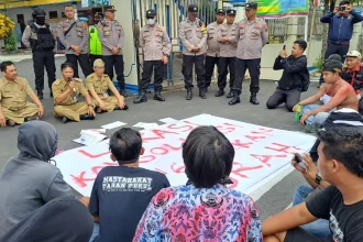 Mediasi antara warga dengan Pemerintah Desa Munggur, Kecamatan Mojogedang, Karanganyar. Sumber : Rudi Hartono/Radar Solo