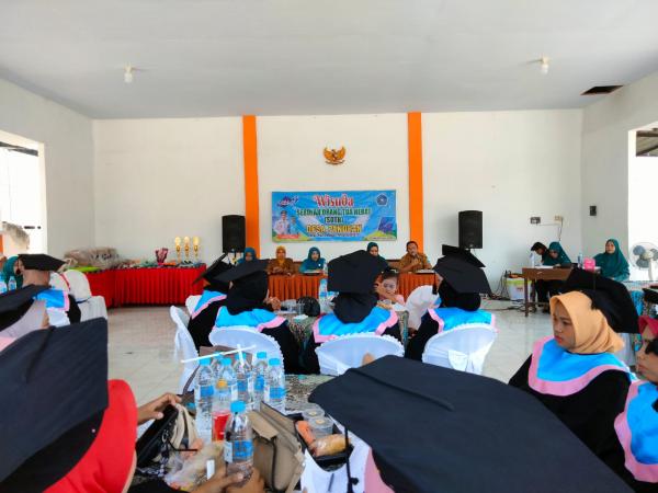 Puluhan Orang Tua di Desa Pandean Diwisuda SOTH. Sumber : iNewsProbolinggo.id/angga