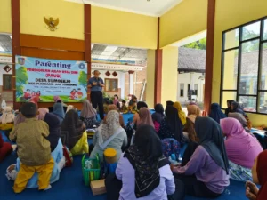 Para wali murid meyimak dengan seksama terkait materi parenting yang diberikan saat acara seminar di pendopo kantor Desa Sumberjo, Kecamatan Plandaan Jombang. Sumber : Dwi Aris S/Radar Jombang