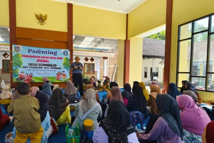 Para wali murid meyimak dengan seksama terkait materi parenting yang diberikan saat acara seminar di pendopo kantor Desa Sumberjo, Kecamatan Plandaan Jombang. Sumber : Dwi Aris S/Radar Jombang