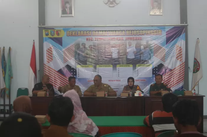 Forkopimcam Tembelang dan Kades Rejosopinggir saat memimpin kegiatan deklarasi perdamaian di Balai Desa Rejosopinggir. Sumber : Achmad RW/Radar Jombang