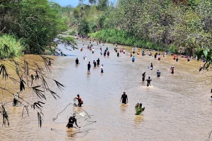 Tradisi Tubo: Warga di Desa Ngombak dan Desa Karanglangu Kecamatan Kedungjati saat berburu ikan di sungai setempat. Sumber : Intan Maylani Sabrina/Radarpati.Id