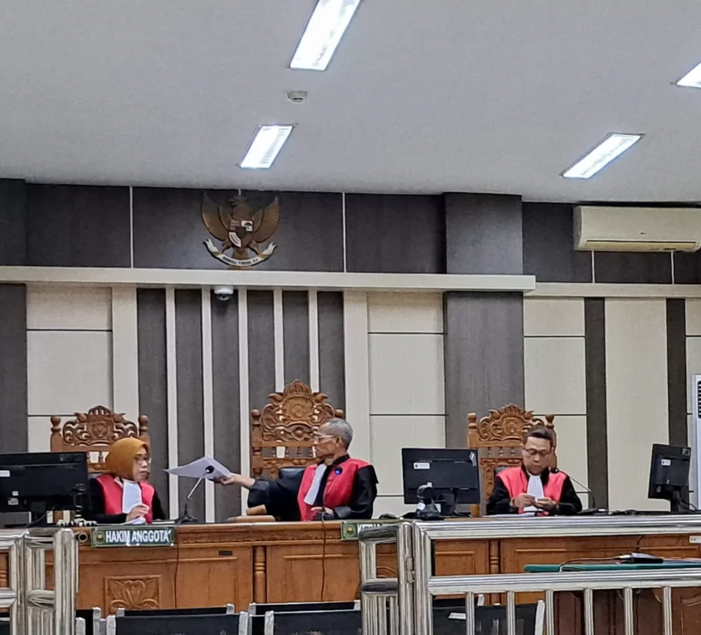 Majelis hakim menyidangkan kasus korupsi dana desa dengan Terdakwa Suhendri yang mengikuti sidang secara online. Sumber : Ida Fadilah/Jawa Pos Radar Semarang