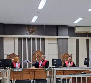 Majelis hakim menyidangkan kasus korupsi dana desa dengan Terdakwa Suhendri yang mengikuti sidang secara online. Sumber : Ida Fadilah/Jawa Pos Radar Semarang