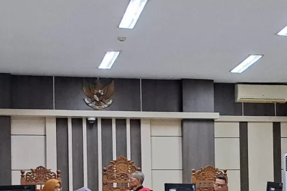 Majelis hakim menyidangkan kasus korupsi dana desa dengan Terdakwa Suhendri yang mengikuti sidang secara online. Sumber : Ida Fadilah/Jawa Pos Radar Semarang