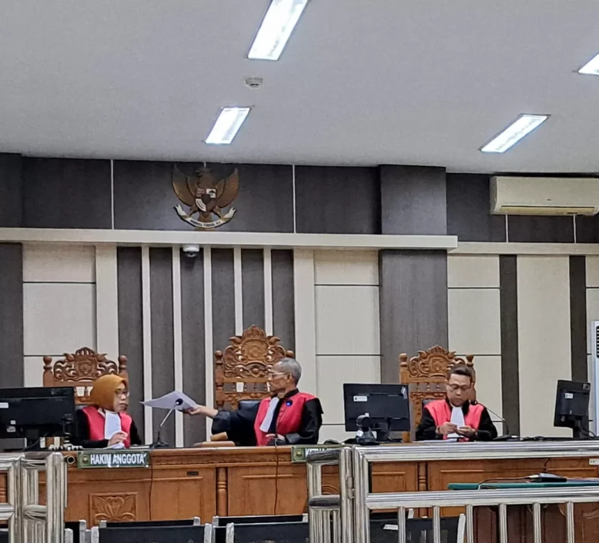 Majelis hakim menyidangkan kasus korupsi dana desa dengan Terdakwa Suhendri yang mengikuti sidang secara online. Sumber : Ida Fadilah/Jawa Pos Radar Semarang