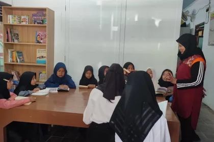 Anak-anak Desa Wareng tengah membaca di Taman Baca Desa Wareng yang berlokasi di Balai Desa Wareng. Sumber : Radar Jogja