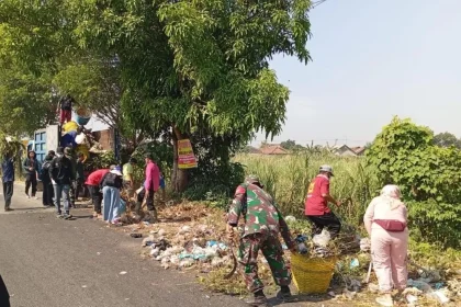 Pemdes Temon bersinergi dengan Forkopimca Trowulan dengan menggelar kerja bakti untuk menjaga lingkungan bersih dan sehat, kemarin. Sumber : khudori/jprm