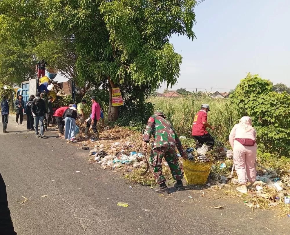 Pemdes Temon bersinergi dengan Forkopimca Trowulan dengan menggelar kerja bakti untuk menjaga lingkungan bersih dan sehat, kemarin. Sumber : khudori/jprm