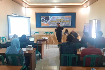 Diskominfo Grobogan saat memberikan pelatihan Desa Cerdas ke Desa Tambirejo Kecamatan Toroh. Sumber : Intan Maylani Sabrina/Radarpati.Id