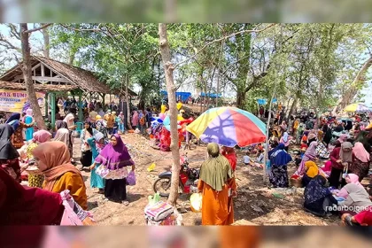 Warga Desa Sumberarum, Kecamatan Dander melestarikan sedekah bumi di Gua Sumur, sebagai bentuk bersyukur. Sumber : Dewi Safitri/Radar Bojonegoro