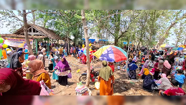 Warga Desa Sumberarum, Kecamatan Dander melestarikan sedekah bumi di Gua Sumur, sebagai bentuk bersyukur. Sumber : Dewi Safitri/Radar Bojonegoro