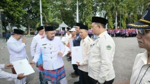 Gus Yani memberikan penghargaan usai Apel Kebangsaan Kemandirian Desa di Halaman Pemkab Gresik. Sumber : Jemmi Purwodianto/detikJatim