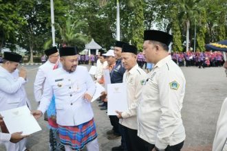 Gus Yani memberikan penghargaan usai Apel Kebangsaan Kemandirian Desa di Halaman Pemkab Gresik. Sumber : Jemmi Purwodianto/detikJatim