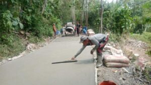 Pemdes Muaracikadu, Kecamatan Sindangbarang realisasikan dana desa pembangunan jalan rabat beton di Kampung Poreang. Sumber : cianjur.inews.id