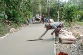 Pemdes Muaracikadu, Kecamatan Sindangbarang realisasikan dana desa pembangunan jalan rabat beton di Kampung Poreang. Sumber : cianjur.inews.id