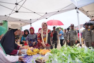 Bupati Klaten, Dwi Dono Lisnanto, mengunjungi stan UMKM di sela kegiatan Sambang Warga. Sumber : Diskominfo Klaten