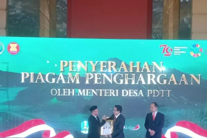 Kepala Desa Klinterejo Zainal Abidin menerima piagam penghargaan Desa Mandiri dari Kemendes PDTT di Kota Batu, akhir Agustus lalu. Sumber : pemdes klinterejo
