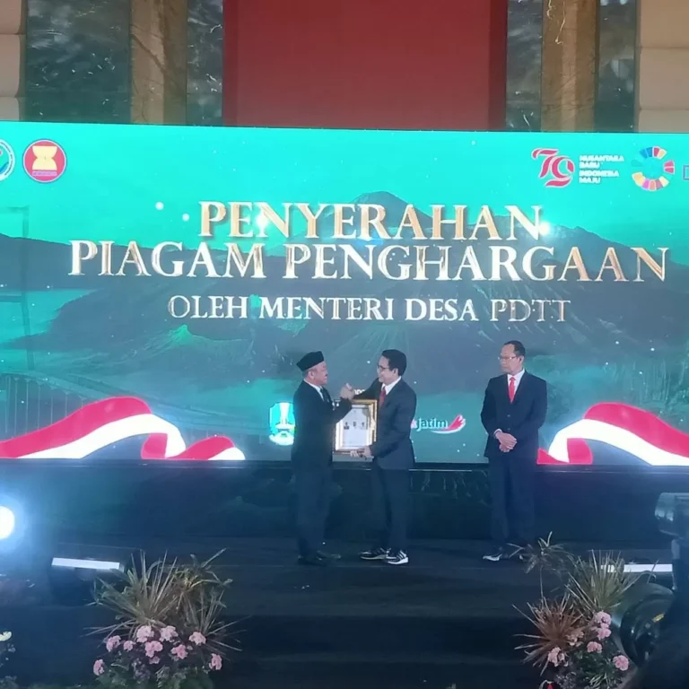 Kepala Desa Klinterejo Zainal Abidin menerima piagam penghargaan Desa Mandiri dari Kemendes PDTT di Kota Batu, akhir Agustus lalu. Sumber : pemdes klinterejo