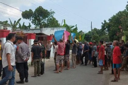 Ratusan warga menggeruduk Kantor Kepala Desa Cibelok, menggelar aksi unjuk rasa menuntut oknum Kepala Dusun IV dicopot. Sumber : pemalang.inews.id