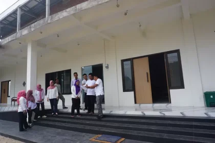 Kepala Desa Banyuarang Achmad Anshori Wijaya berkoordinasi dengan jajaran perangkat desa terkait keberlanjutan proyek pembangunan kantor desa. Sumber : Dwi Aris S/Radar Jombang