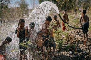 jumlah anak di Desa Banuan di Kabupaten Timor Tengah Utara, Nusa Tenggara Timur kegirangan saat menikmati air bersih. Sumber foto : Antara