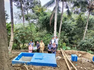 Kades Wonomerto Siswoyo Kecamatan Wonosalam menyerahkan bantuan biogas dari DLH Jombang kepada warganya. Sumber : Anggi Fridianto/Radar Jombang