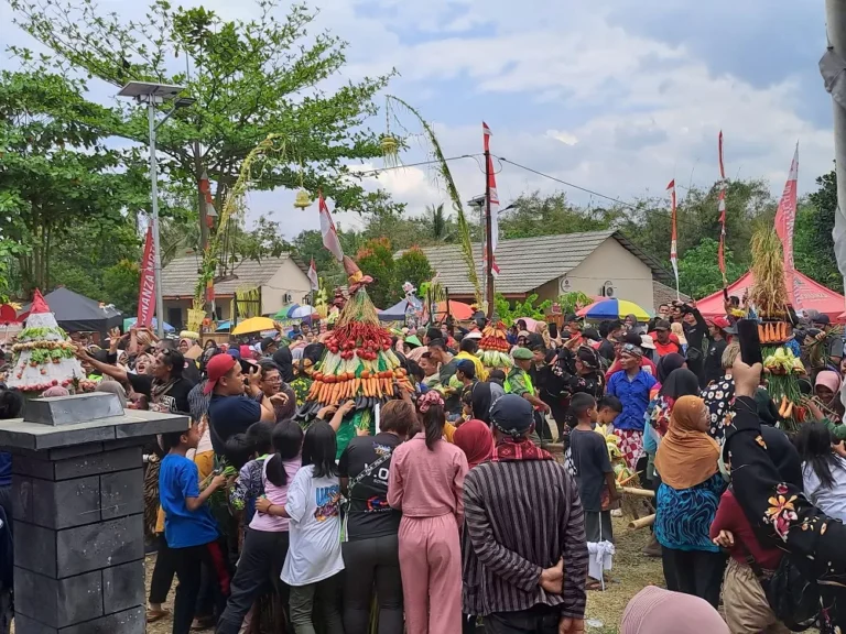 Warga berebut gunungan saat merti desa di halaman Kantor Kelurahan Banjarnegoro, Kecamatan Mertoyudan, Kabupaten Magelang. Sumber : ROFIK SYARIF/ JAWA POS RADAR MAGELANG