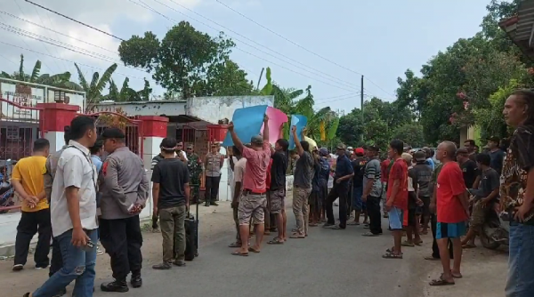 Ratusan warga menggeruduk Kantor Kepala Desa Cibelok, menggelar aksi unjuk rasa menuntut oknum Kepala Dusun IV dicopot. Sumber : pemalang.inews.id