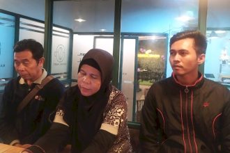 Kuasa hukum korban, Andi Adelia (tengah) bersama kerabat korban. Sumber : ketik.co.id