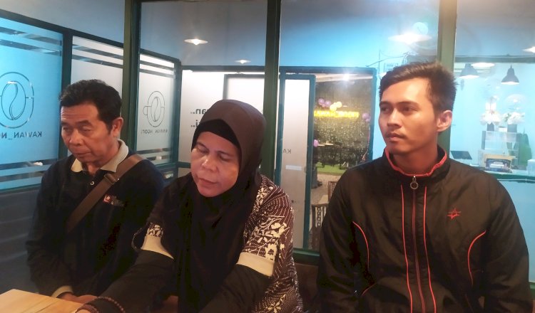 Kuasa hukum korban, Andi Adelia (tengah) bersama kerabat korban. Sumber : ketik.co.id