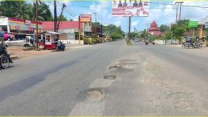 Jalan Trans Sulawesi ruas Desa Mohungo rusak. Sumber: gorontalo.tribunnews.com.