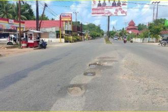 Jalan Trans Sulawesi ruas Desa Mohungo rusak. Sumber: gorontalo.tribunnews.com.
