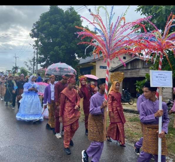 Camat Bunguran Tengah, Suhendrik Saat Membuka Acara. Sumber: rri.co.id