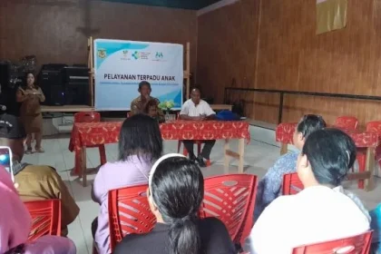 Kepala Kampung Nawaripi, Noberus Ditubun bersama Kepala Kementrian Agama Mimikia, Lucas Yesi. Sumber : koranpaua.id